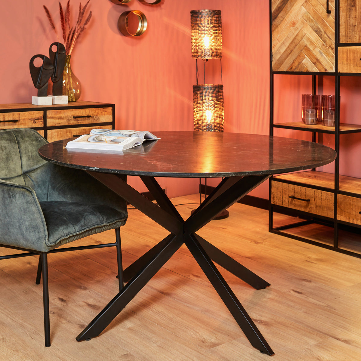 Ronde eetkamertafel in zwart marmer met metalen kruispoten, Ø 130 cm