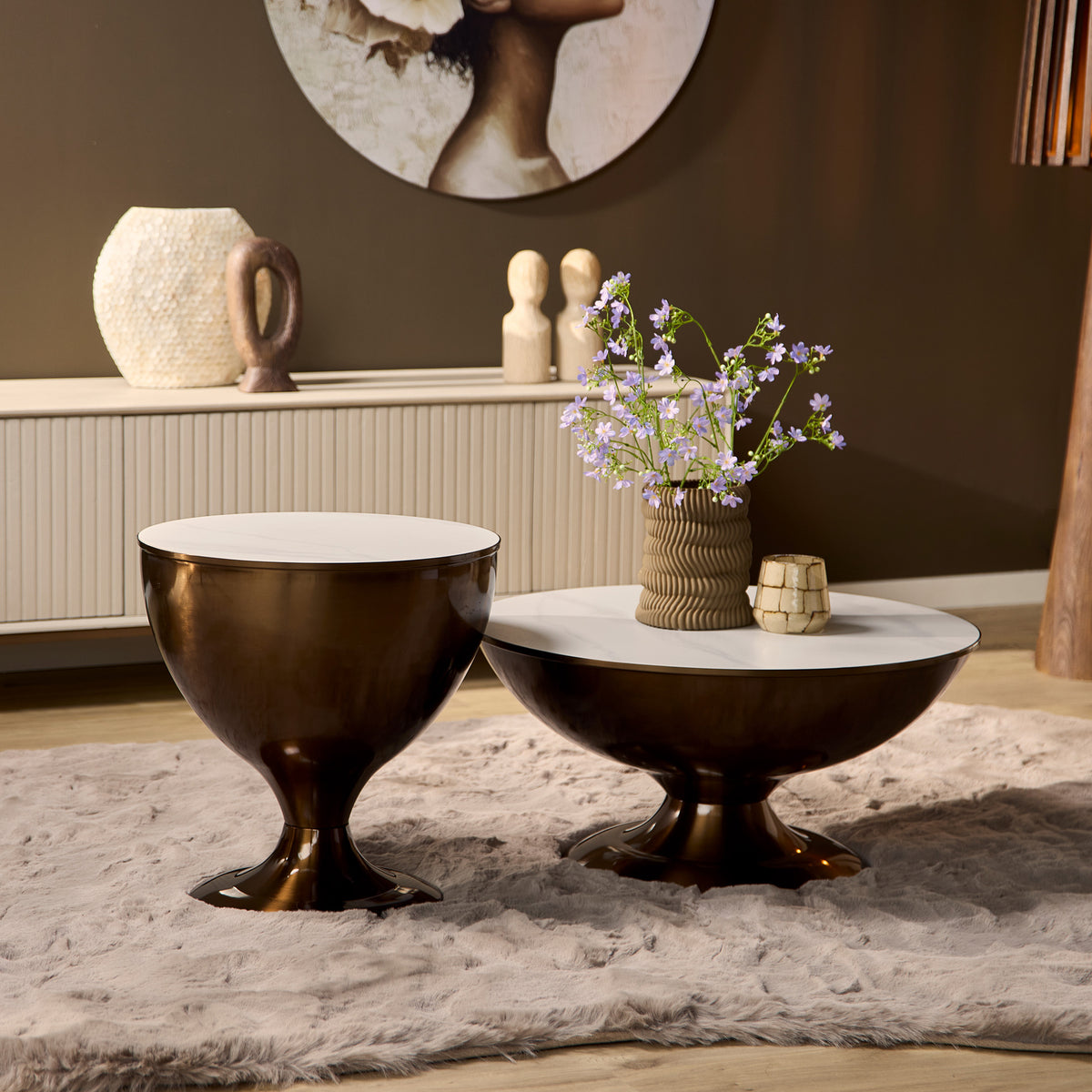 Bronzen salontafel set van 2 met ronde witte bladtoppen op voetstuk