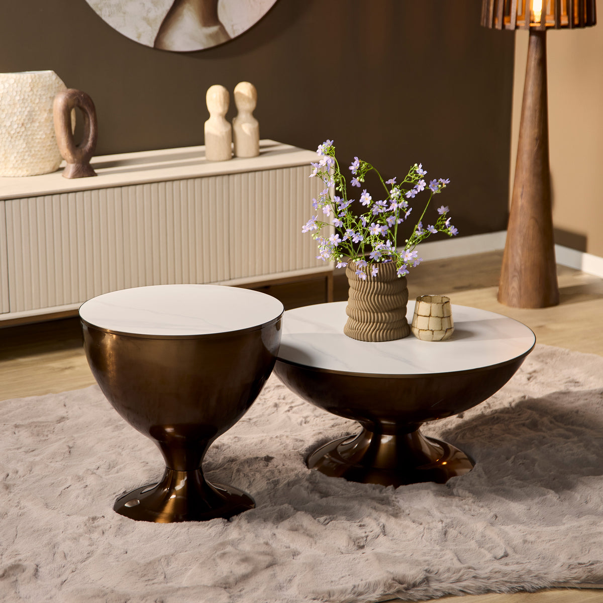 Bronzen salontafel set van 2 met ronde witte bladen en brede voetstukken