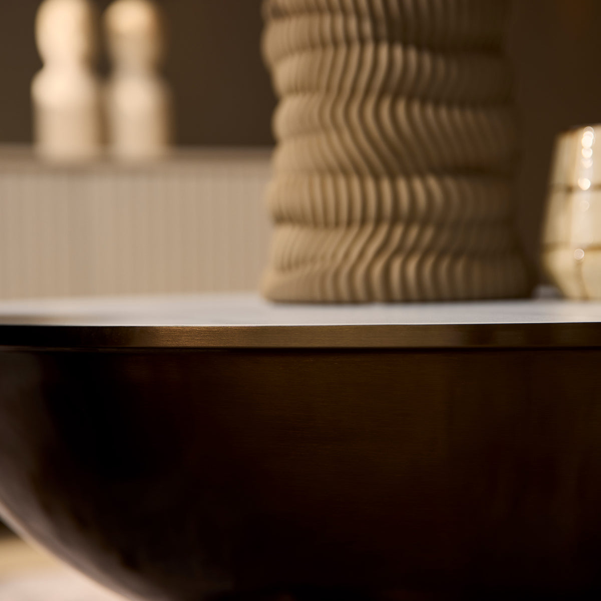 Salontafelvoet met donkerbronzen afwerking en witte bladrand