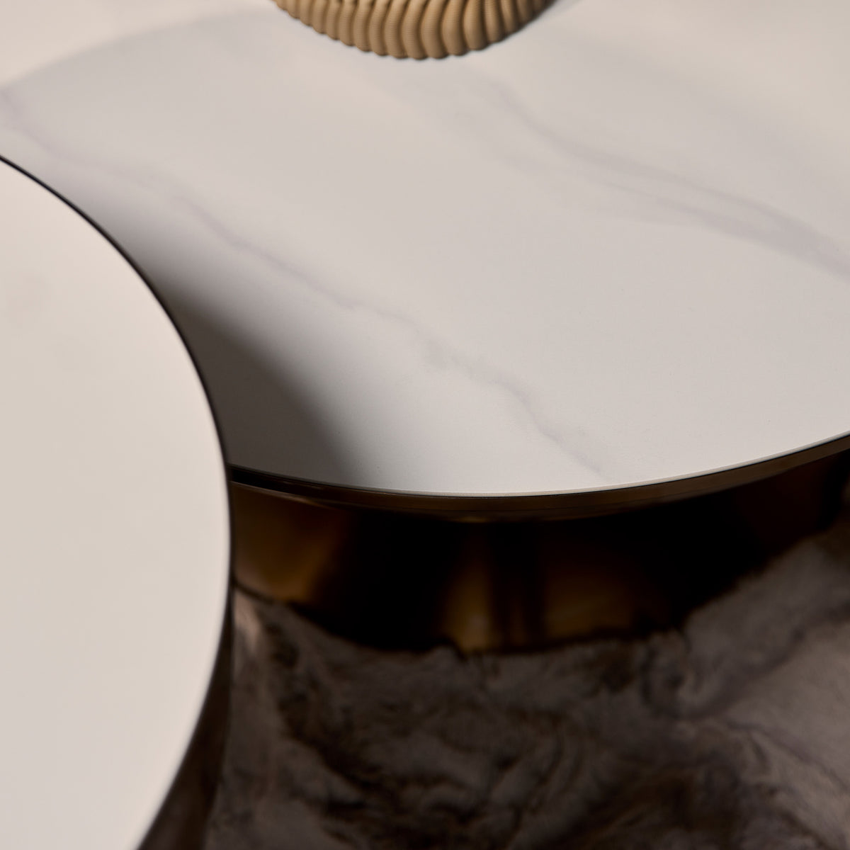 Ronde salontafel met witte bladrand en donkerbronzen onderstel