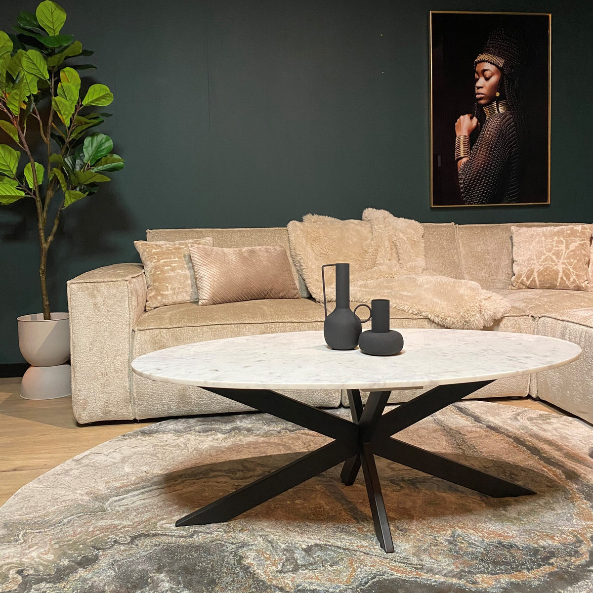 Ovale salontafel met wit marmerblad en zwarte X-poten