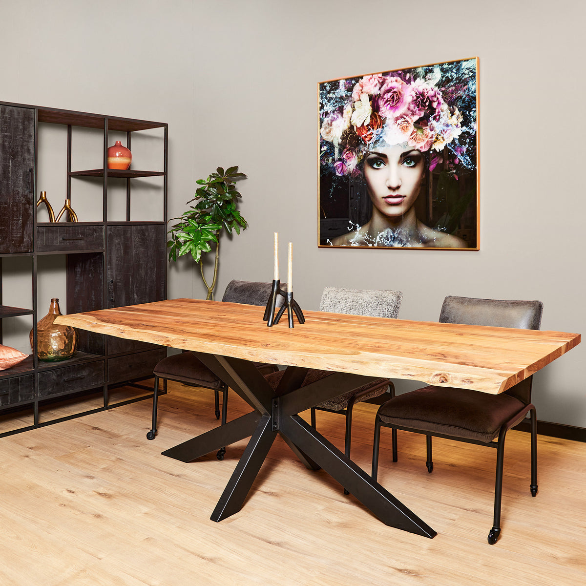 Boomstamtafel met natuurlijke rand, houten blad en zwarte metalen poot