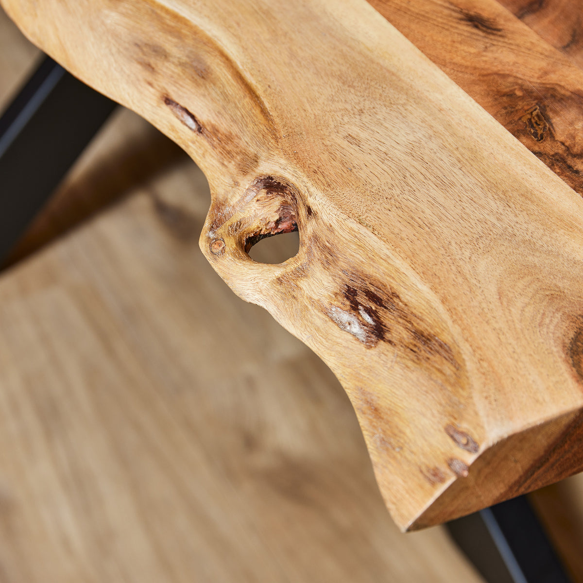 Boomstamtafel met natuurlijke rand, close-up van houtnerf en uitsparing in blad