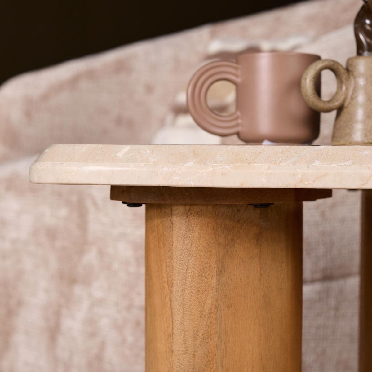Ronde bijzettafel met licht marmeren blad en houten middenpoot, bovenaanzicht