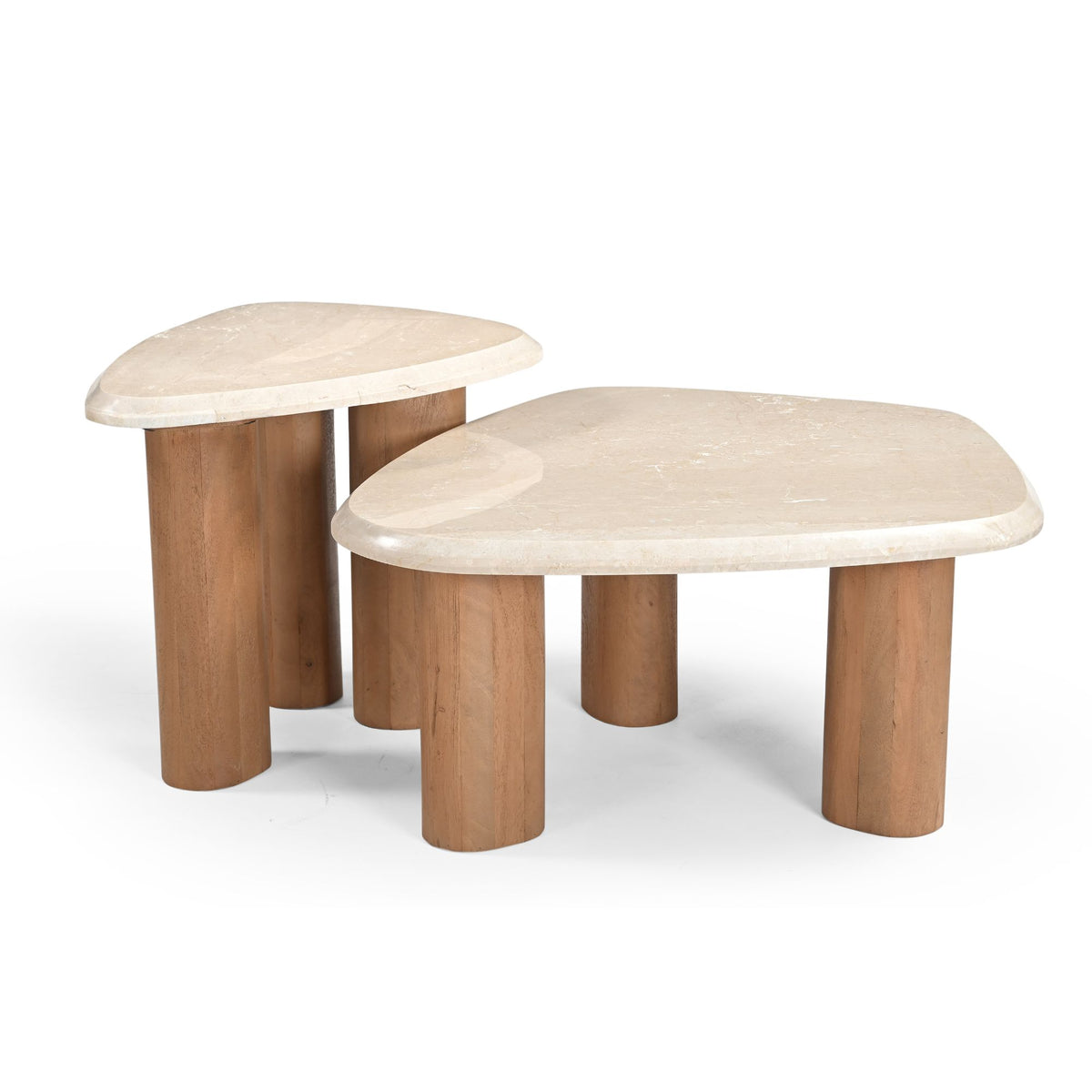 Set ronde bijzettafels met licht marmeren bladen en houten poten, twee tafels naast elkaar