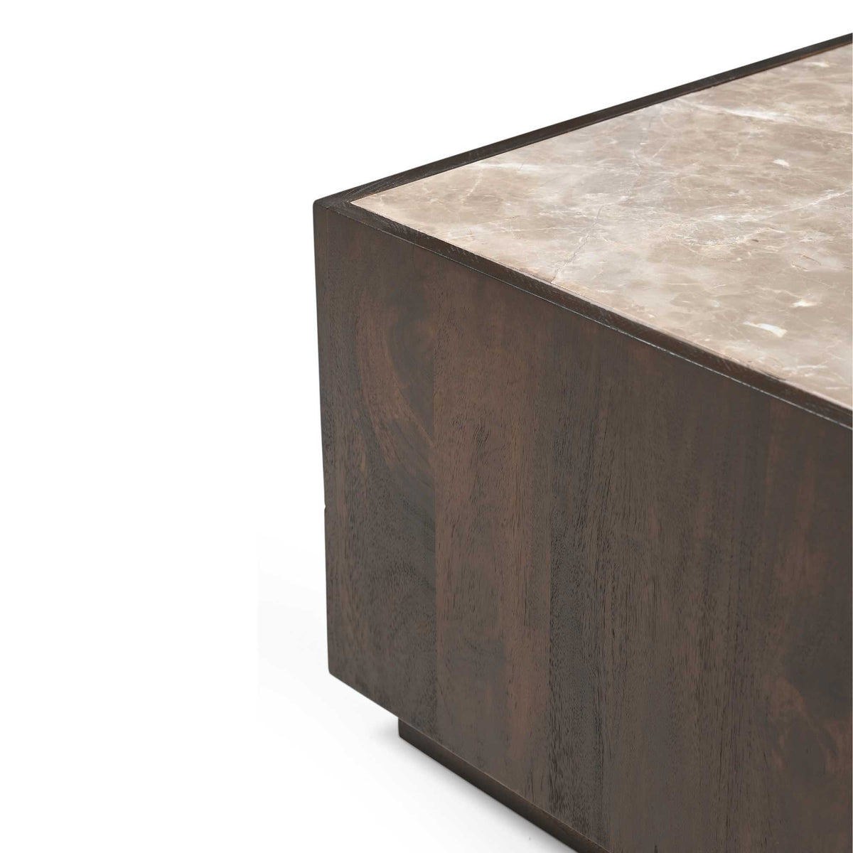 Zijaanzicht van de salontafel met donkerhouten wand en beige marmeren bovenkant.