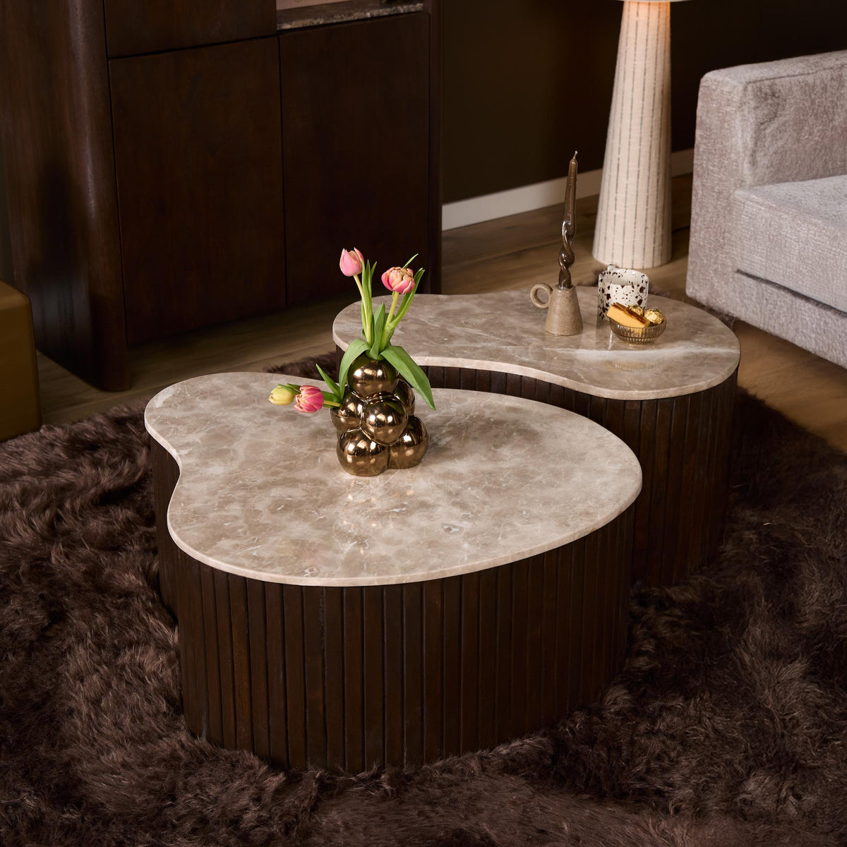 Salontafel met rond marmerlook blad en donkerhouten ribben, met decor op tafel