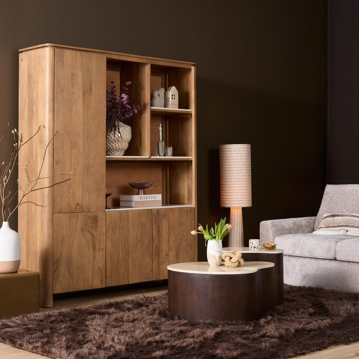 Salontafel met rond marmerlook blad en donkerhouten ombouw op bruin vloerkleed