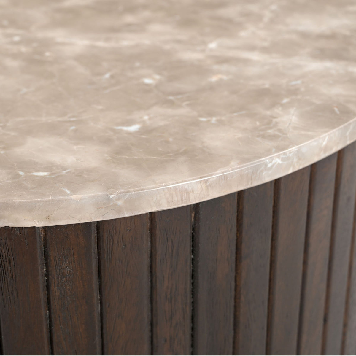 Salontafel close-up: marmerlook blad met rand en donkerhouten verticale ribben