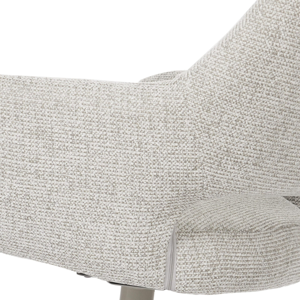 Draaibare eetkamerstoel, close-up van beige armleuning en zijkantbekleding met stiksels