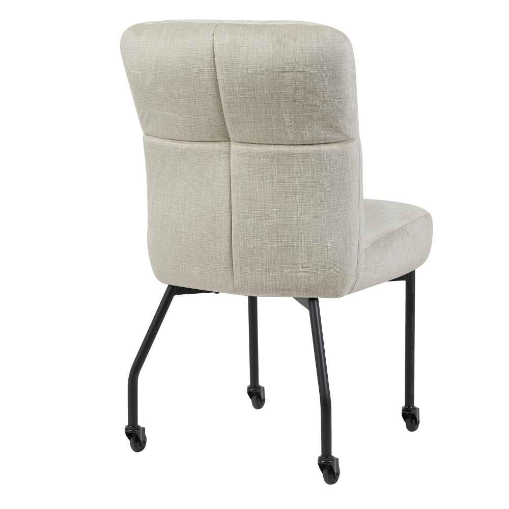 Eetkamerstoel met beige bekleding, dubbele stiknaden op rug en zit en zwarte zwenkwielen