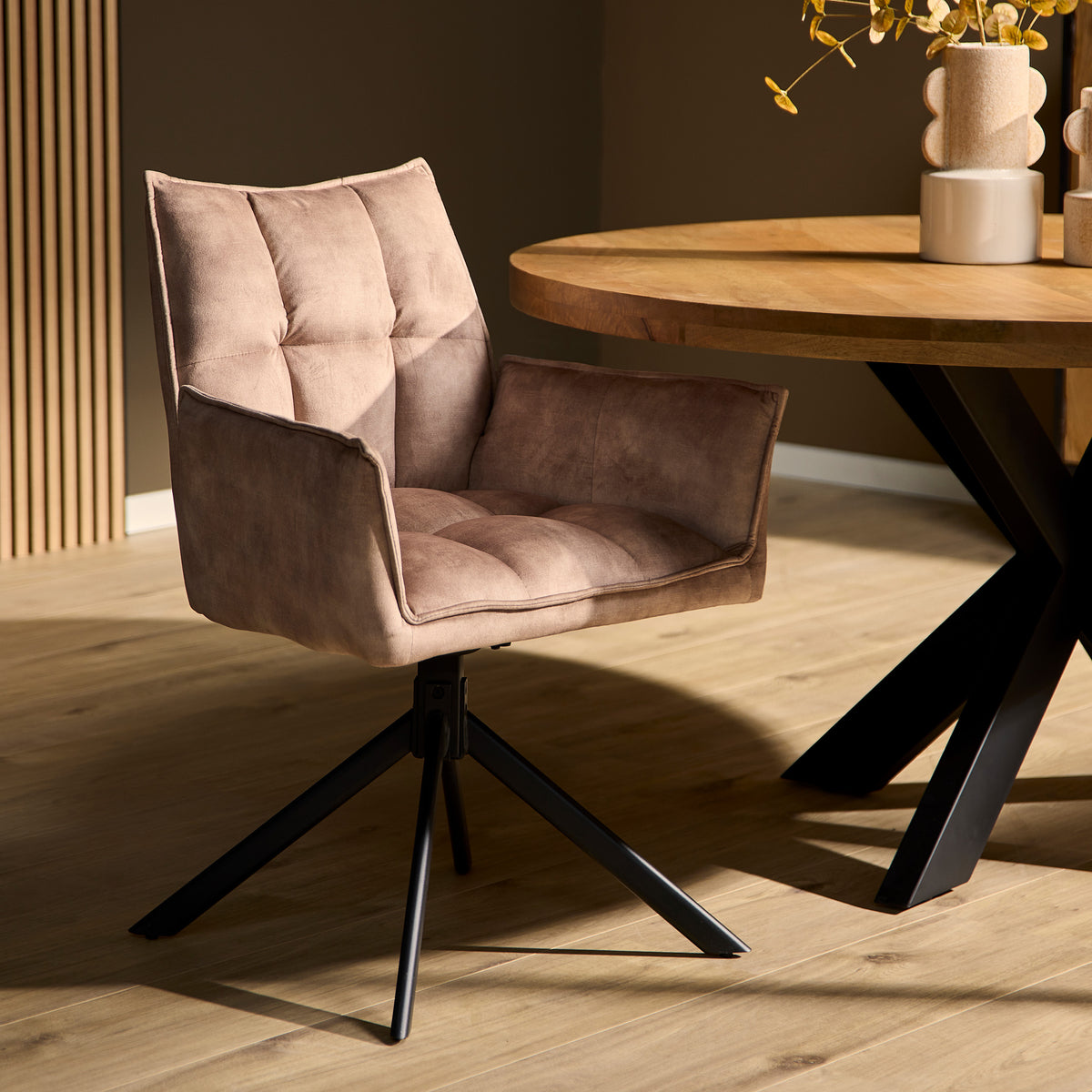 Eetkamerstoel met beige fluwelen bekleding, gewatteerde rug en zijkussens, draaivoet