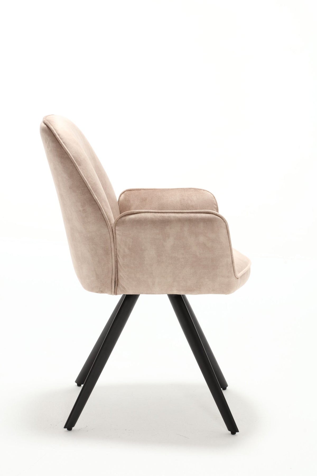 Beige eetkamerstoel met hoge rug, armleuningen en zwarte poten.