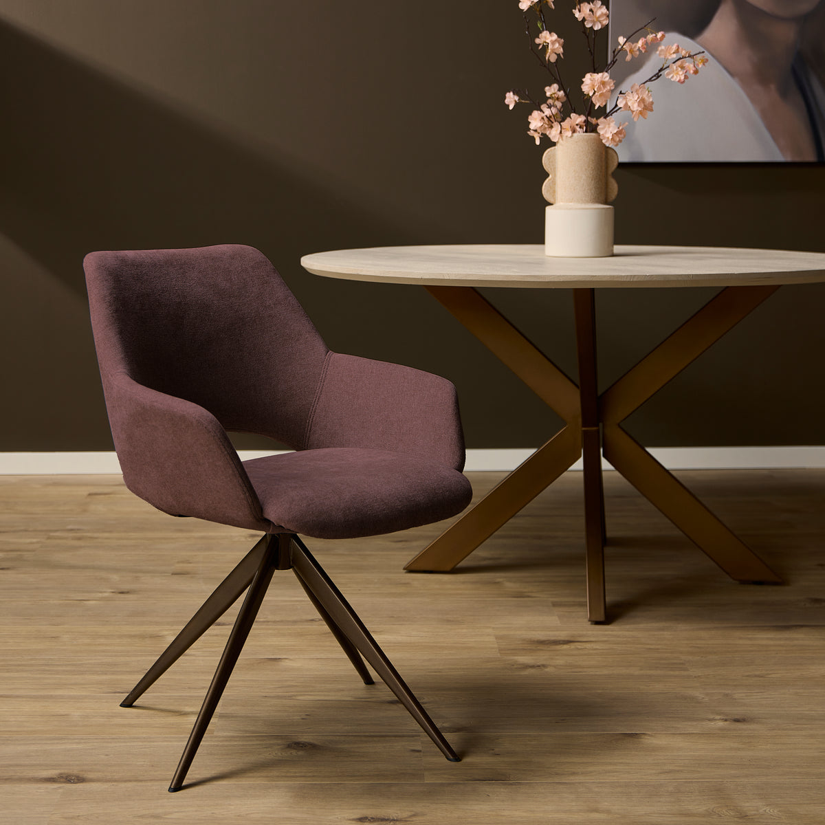 Eetkamerstoel met mauve stoffering, gedraaide rug en metalen poten in stervorm.