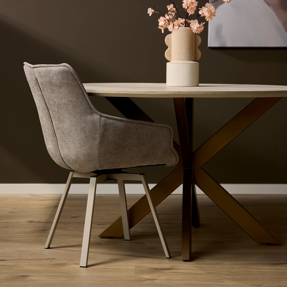 Taupe eetkamerstoel met hoge rug en armleuningen, gestoffeerd, schuine metalen poten