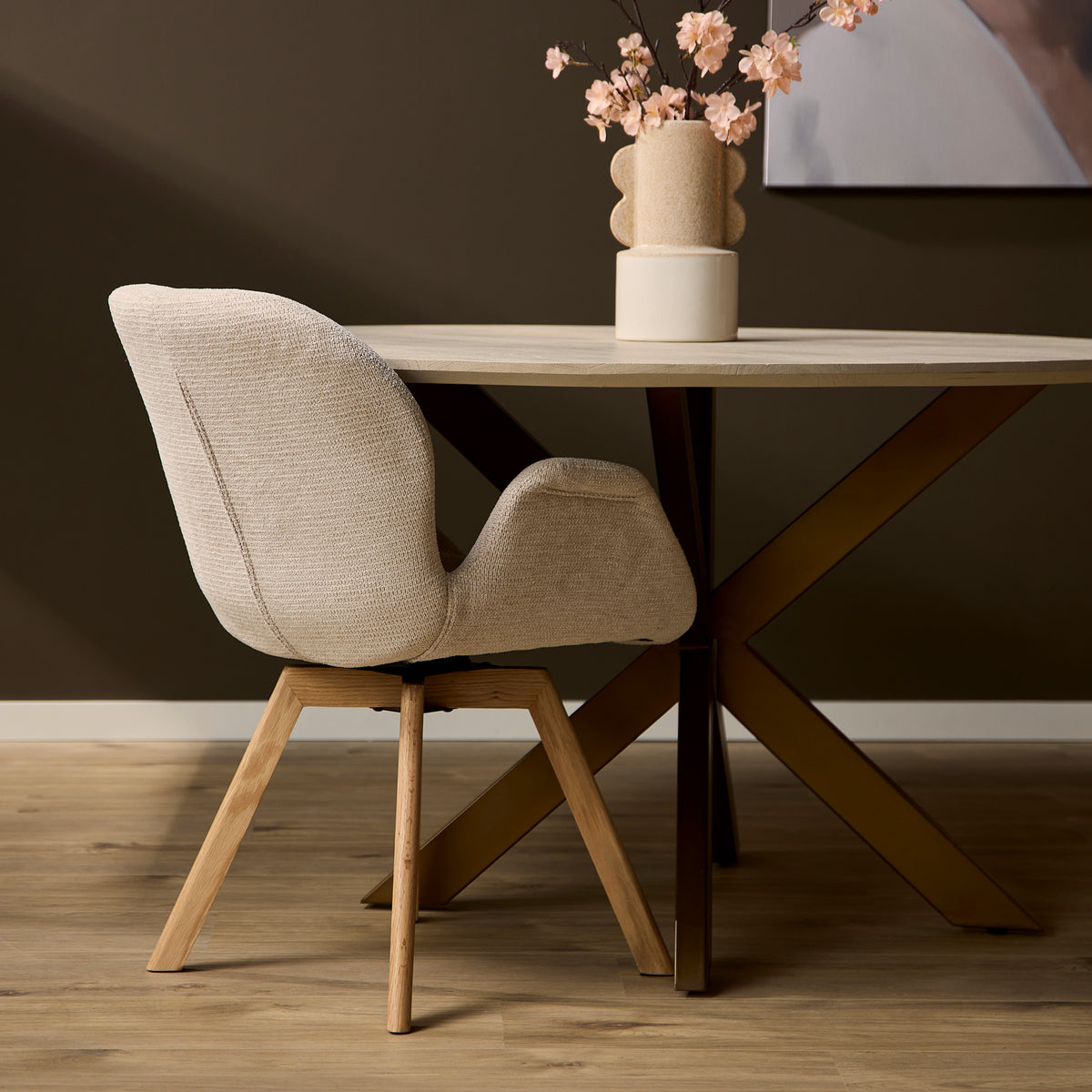 Eetkamerstoel Jesse in beige stof met brede armleuningen en houten onderstel