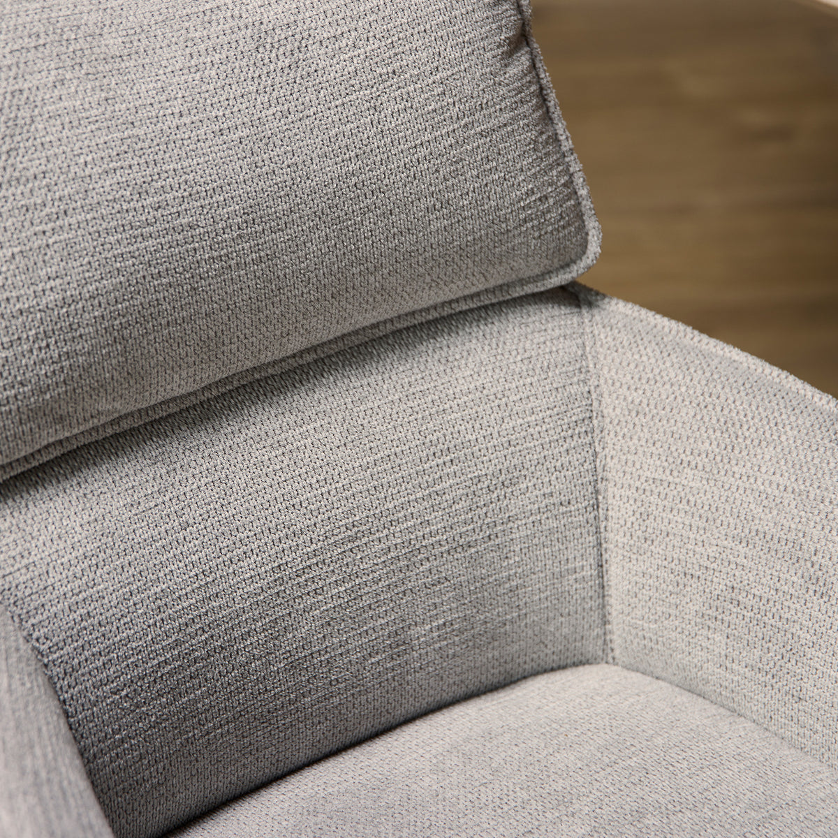Eetkamerstoel Jona, close-up van taupe stoffering op rug en zitting.