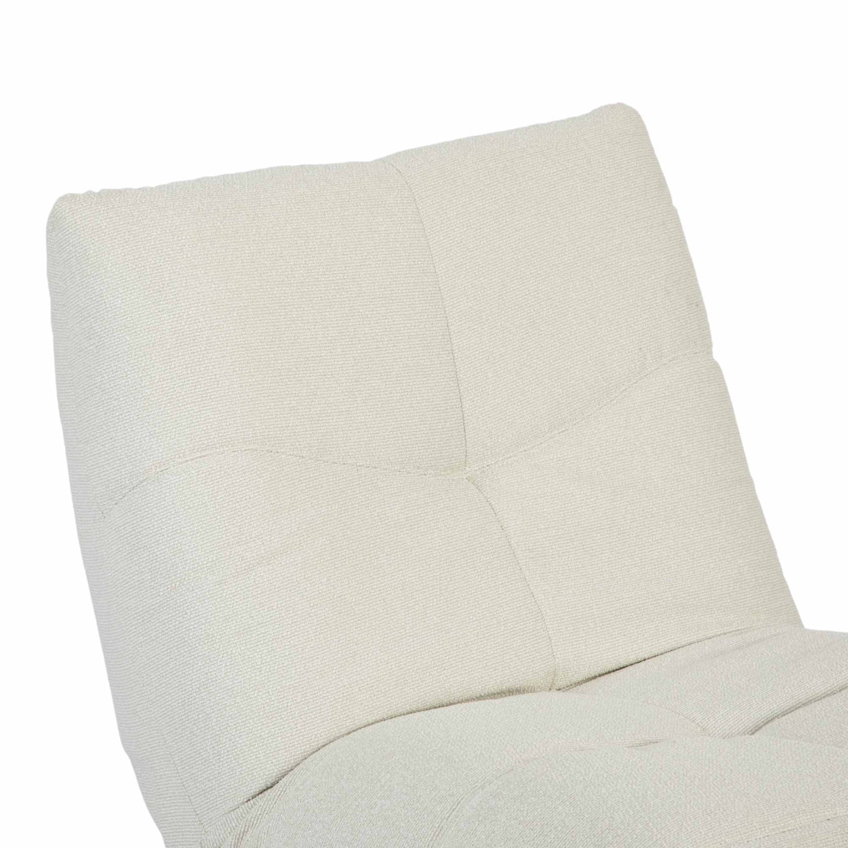 Relaxfauteuil met lichtbeige stof, zijprofiel van rug en zitting met zichtbare naden