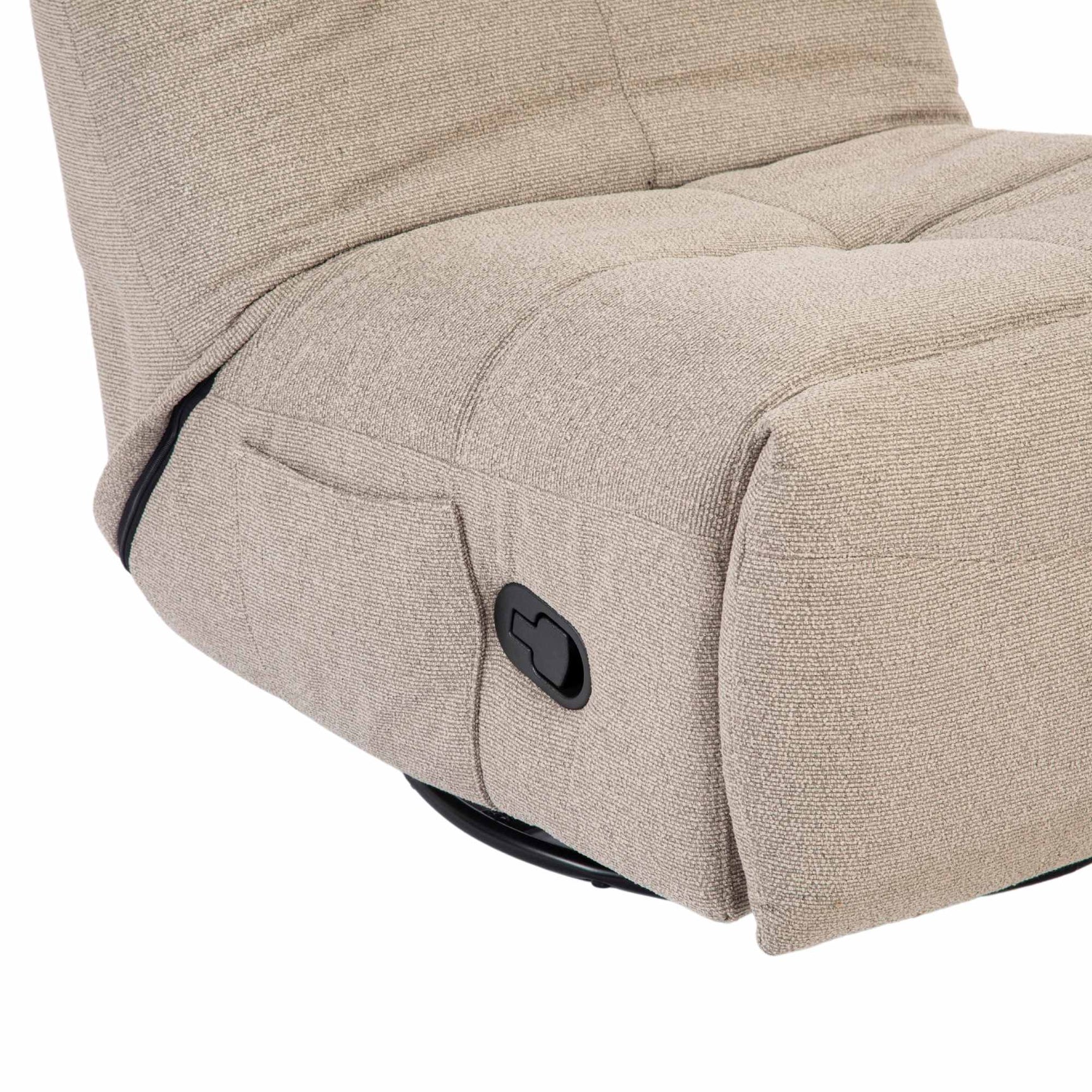 Relaxfauteuil met armleuning, beige stof en zwarte bedieningsknop op de zijkant.