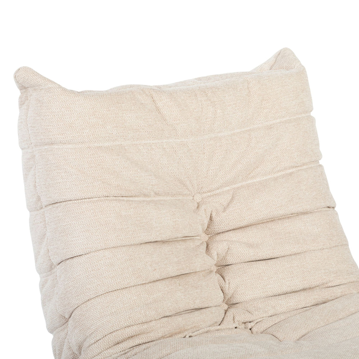 Beige rugleuning van relaxfauteuil met gestoffeerde panelen en verticale stiksels