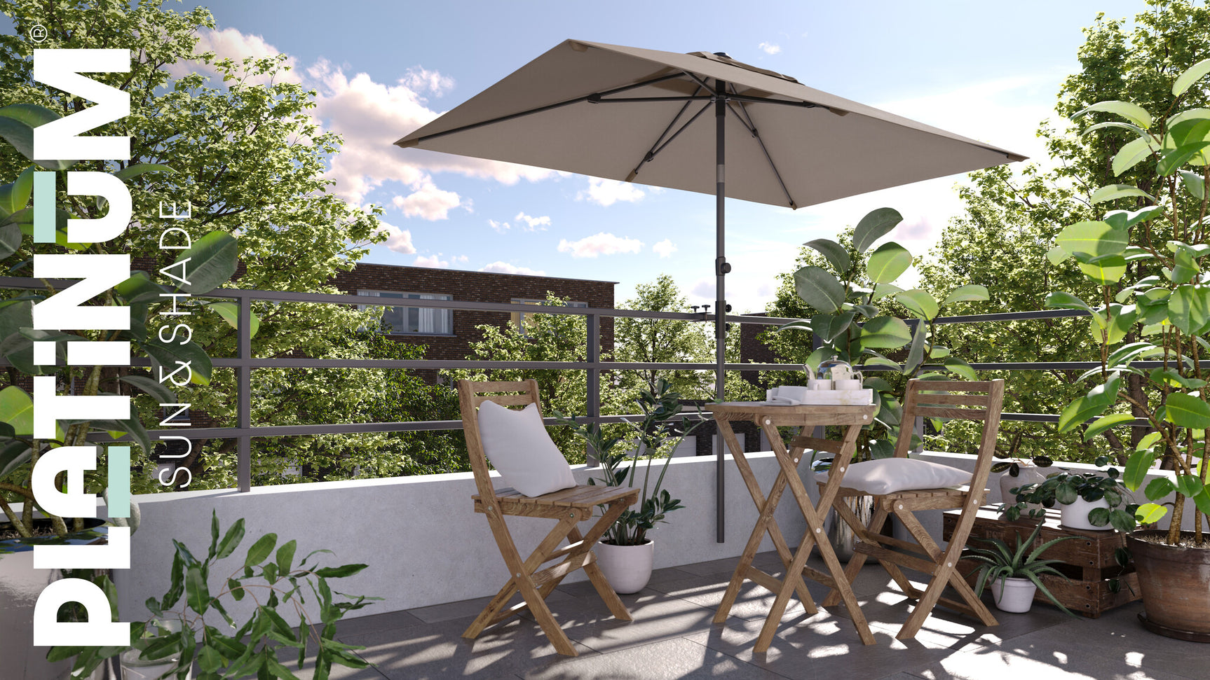 Buitenparasol met antraciet doek open en middenpaal boven terrasstoelen