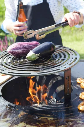 Barbecook verhoogd rooster op centre stand met gepositioneerd aubergine en vuur