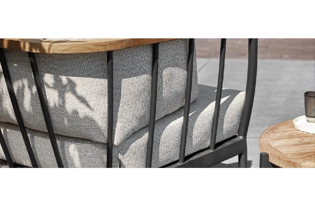Loungebank zijpaneel met grijs geweven stof, zwart metalen frame en houten arm