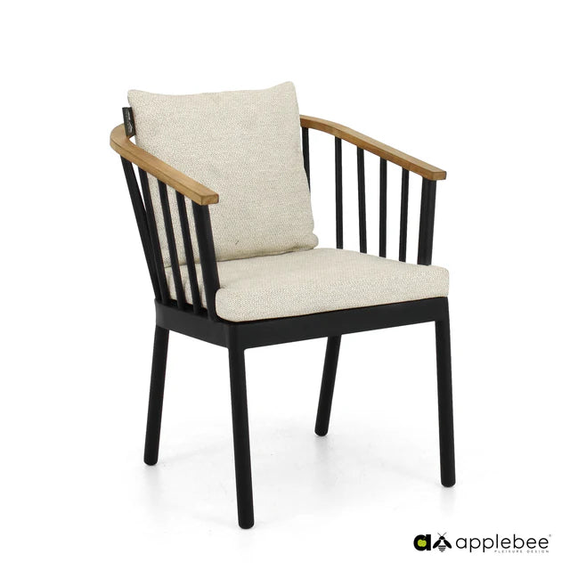 Tuinstoel met houten armleuningen, beige kussen en zwart metalen frame