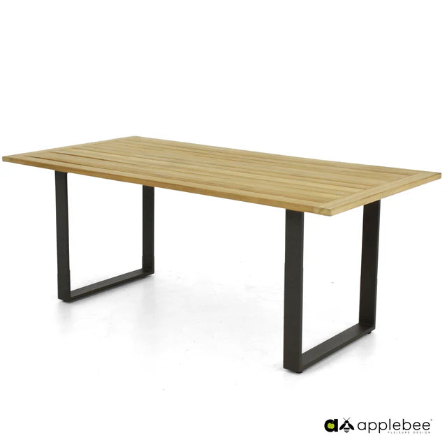 Rechthoekige eettafel met licht houten blad en zwarte metalen poten