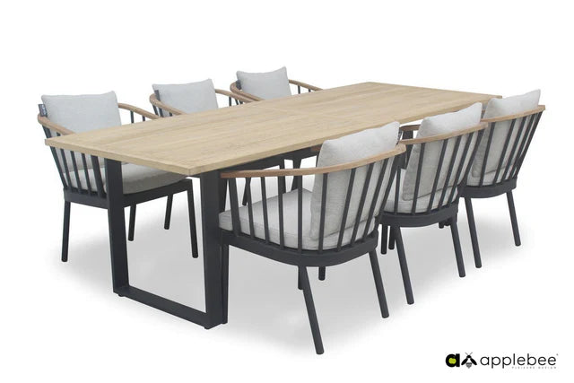 Eettafel met licht houten blad en zes grijze tuinstoelen met stoffen zitting