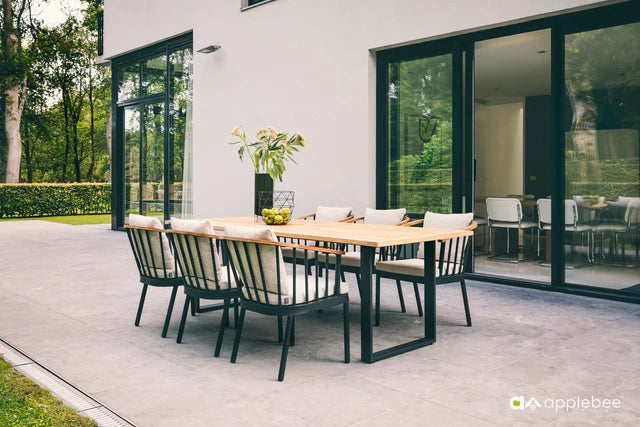 Buiten eettafelset met rechthoekige houten tafel en grijze stoelen rondom