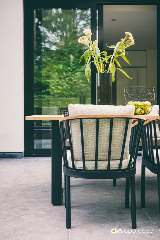 Tuinstoel met grijs frame, beige kussen en houten armleuningen