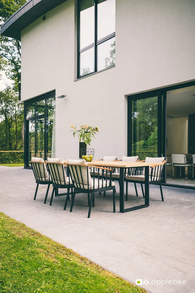 Eettafelset voor buiten met licht houten tafelblad en grijze stoelen