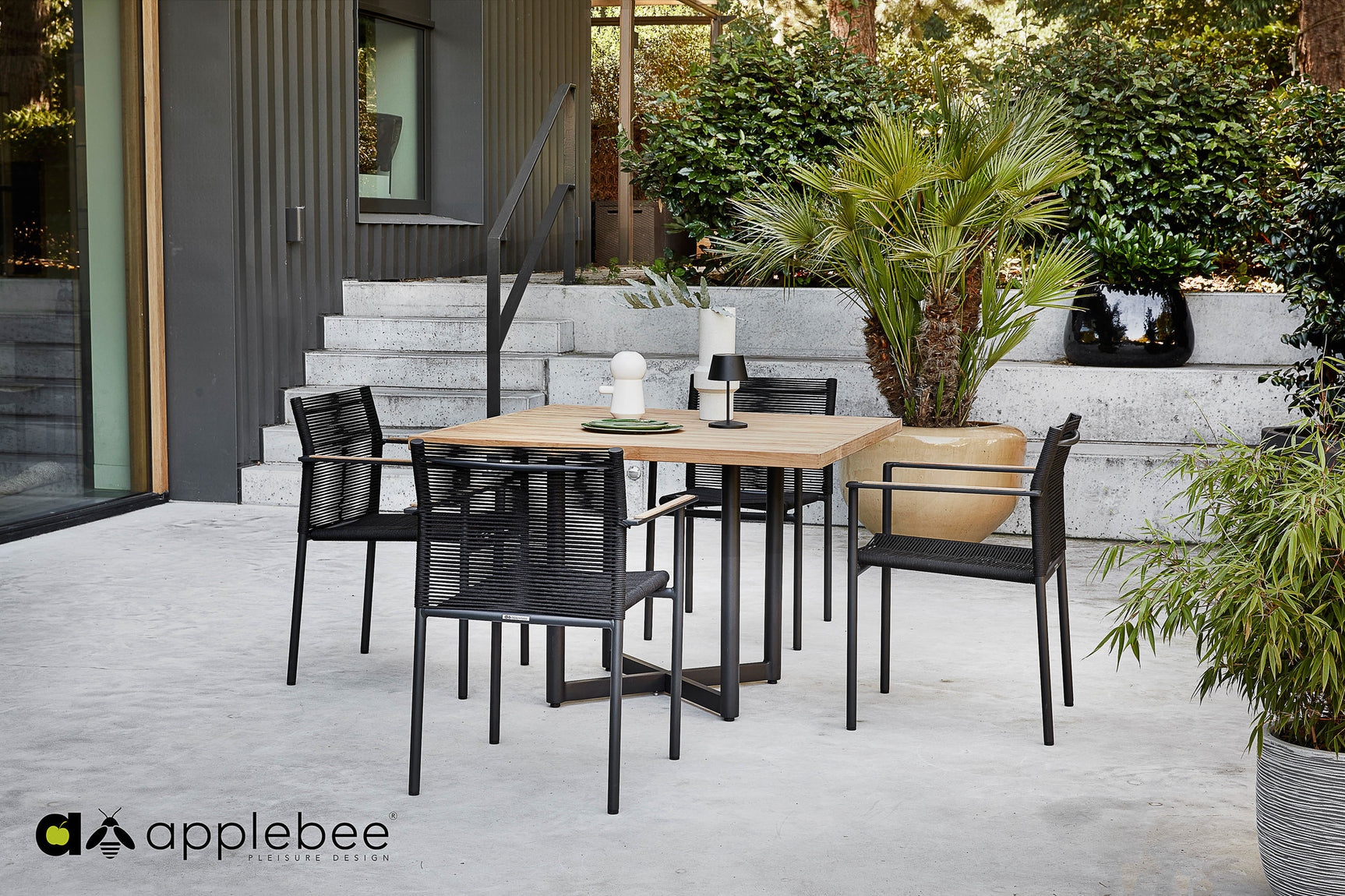 Vierkante tuintafel met licht houten blad en zwart metalen tafelpoten