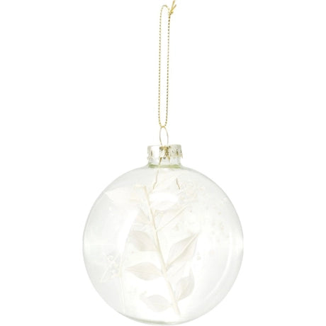 Decoratieve kerstbal van helder glas met witte tak- en bladprint en gouden ophanglus.