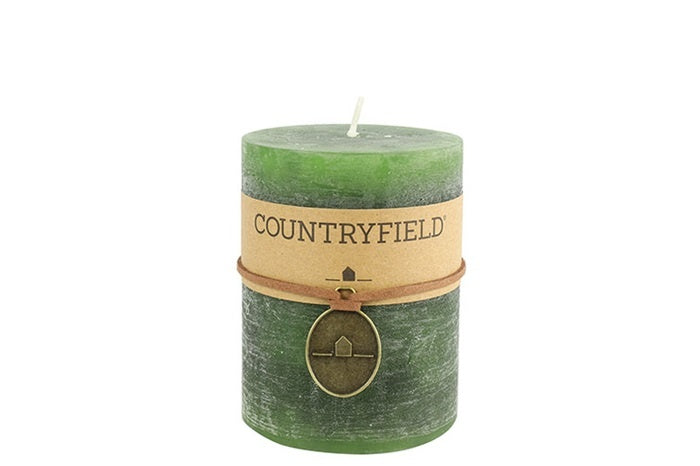 Groene cilindrische kaars met houten band en hanglabel