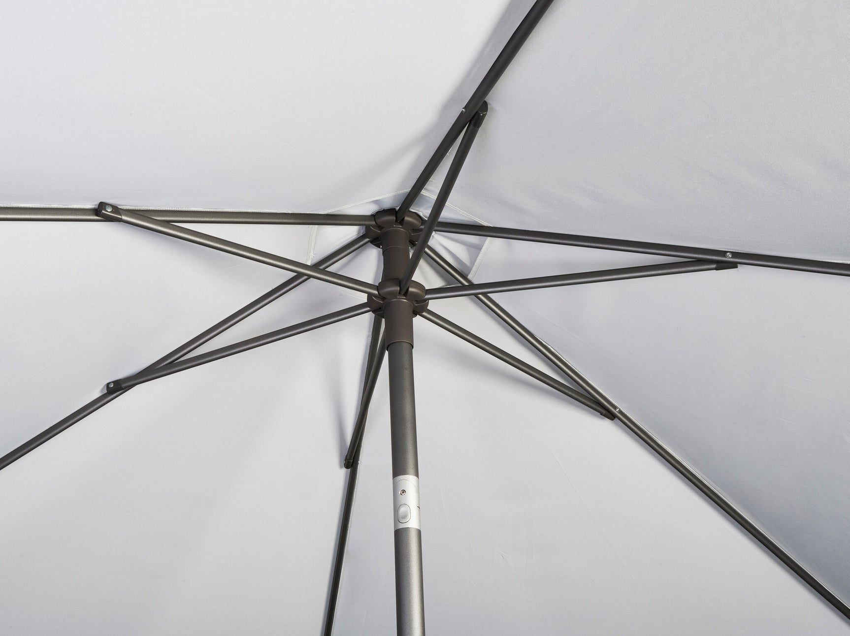 Parasolframe met witte doekbespanning en centrale middenpaal