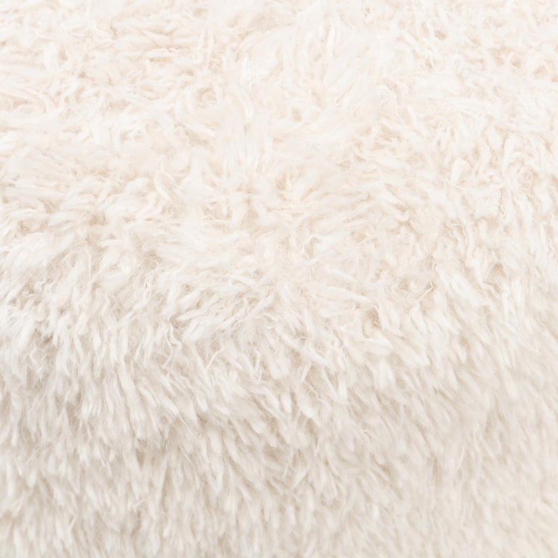 Detail van de lange, zachte pluche bekleding van de Rivièra Maison Bowery poef