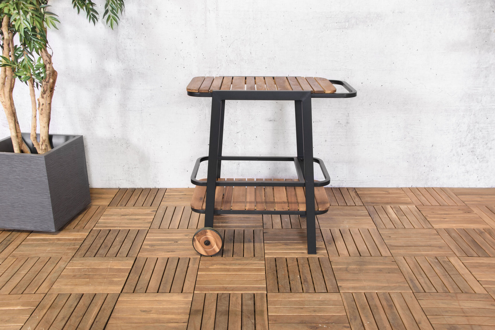 Houten trolleytafel met zwart frame en wielen, met twee houten planken.