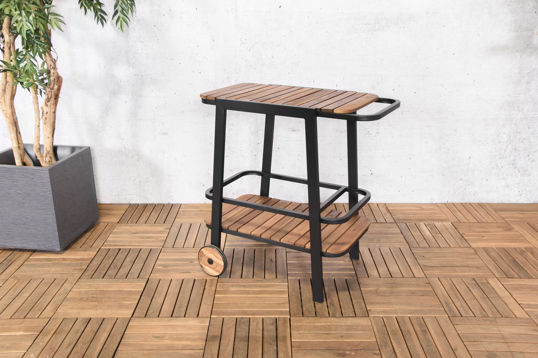 Houten trolleytafel met zwart onderstel, twee planken en zwenkwielen.