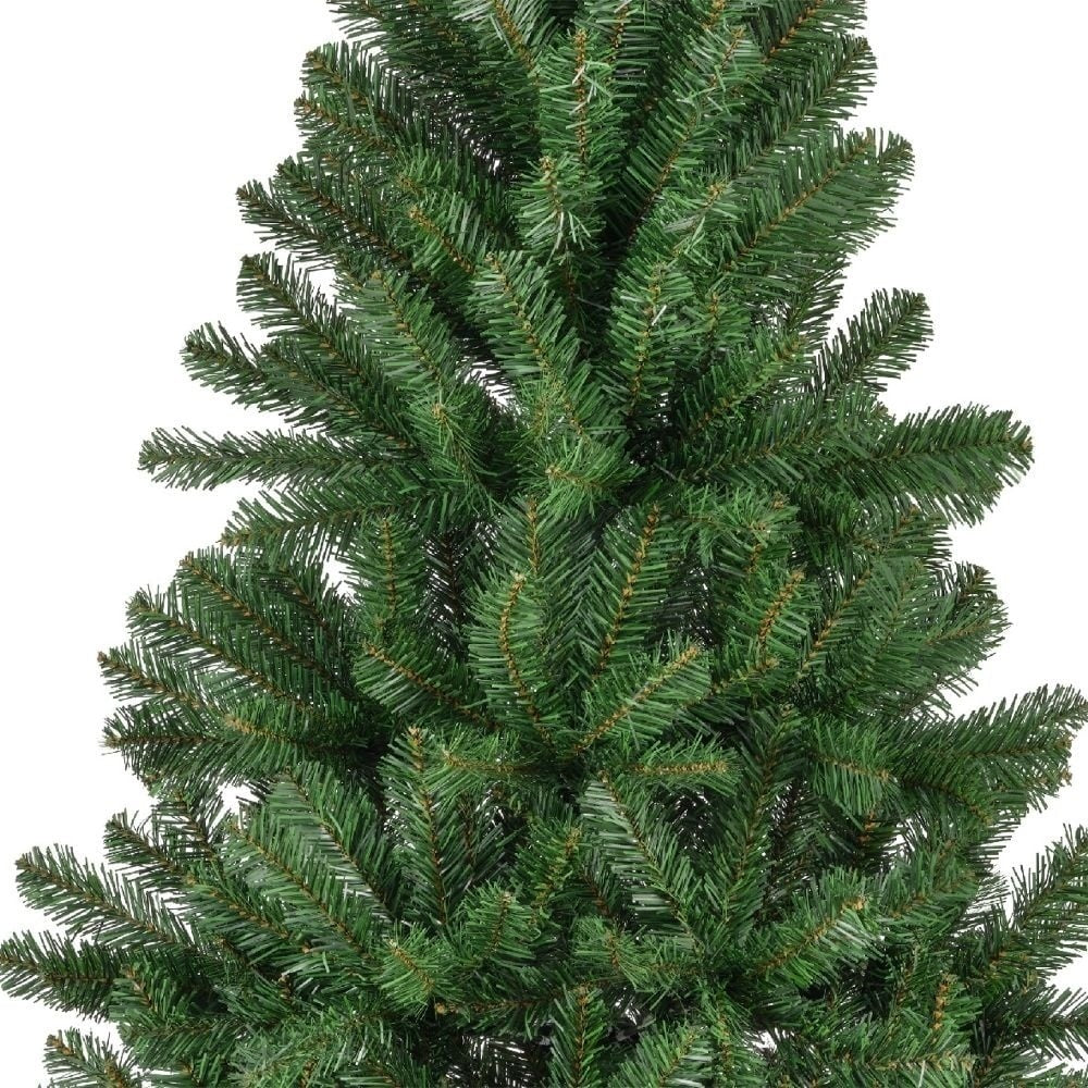 Kunstkerstboom takken met dichte groene naalden, close-up