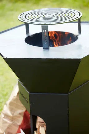 Barbecook verhoogd rooster op centre stand, rond rooster boven open vlammen