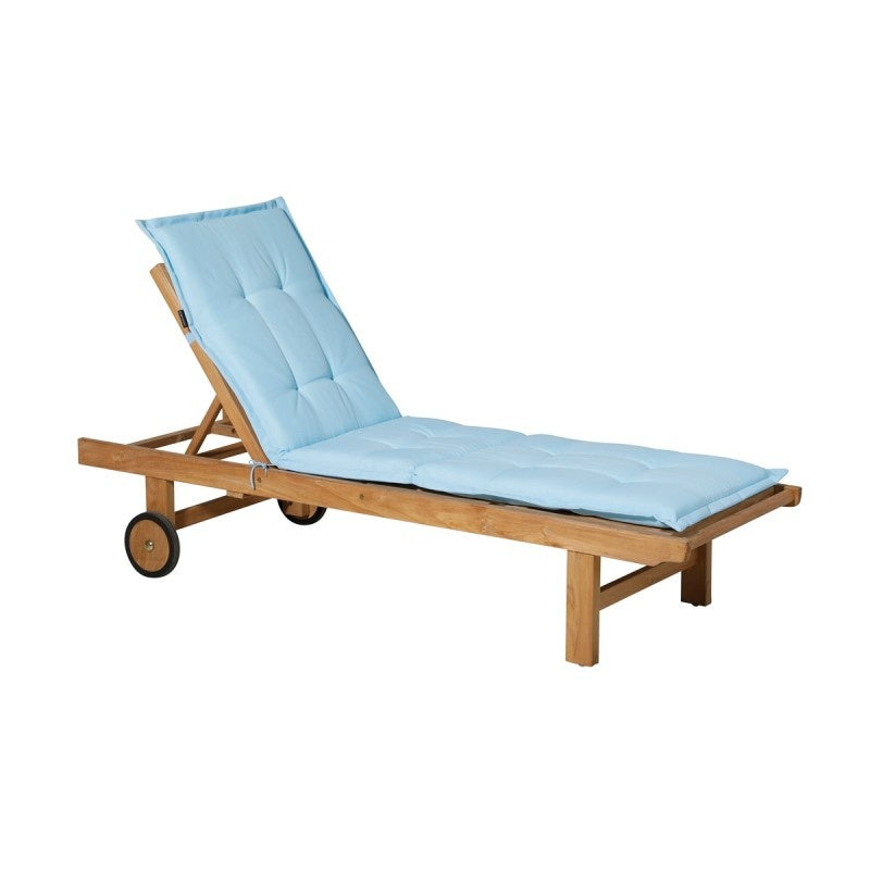 Ligbed met lichtblauw opgevuld matras en rugkussen op houten frame