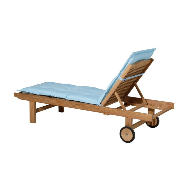Ligbed met lichtblauw matras en rugkussen op houten frame met wielen