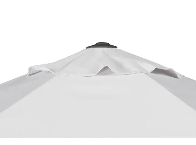 Witte parasol met geplooide top en over de kap gespannen doek