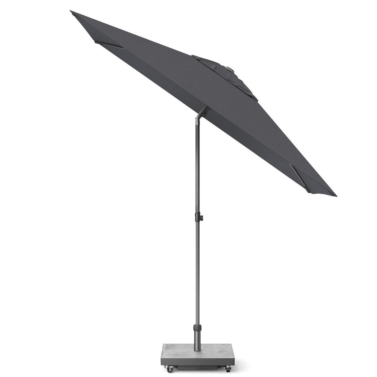 Antraciet parasol met open doek in schuine stand en middenpaal