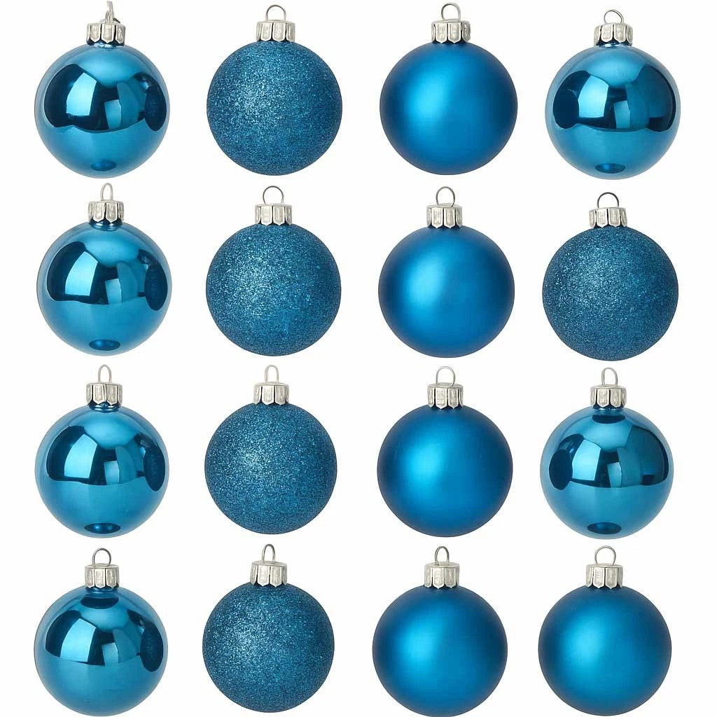16 blauwe kunststof kerstballen met zilveren ophanghaken, deels mat glitter, deels glans