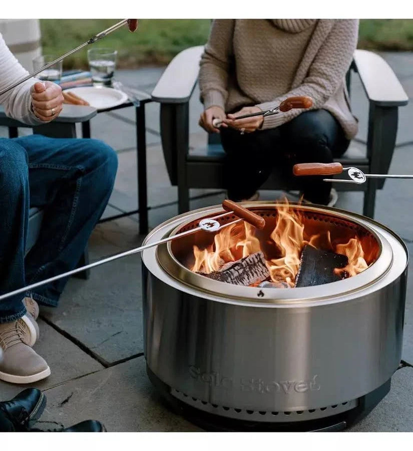 Solo Stove Summit vuurkorf met brandende houtblokken en vlammen, schuine hoek