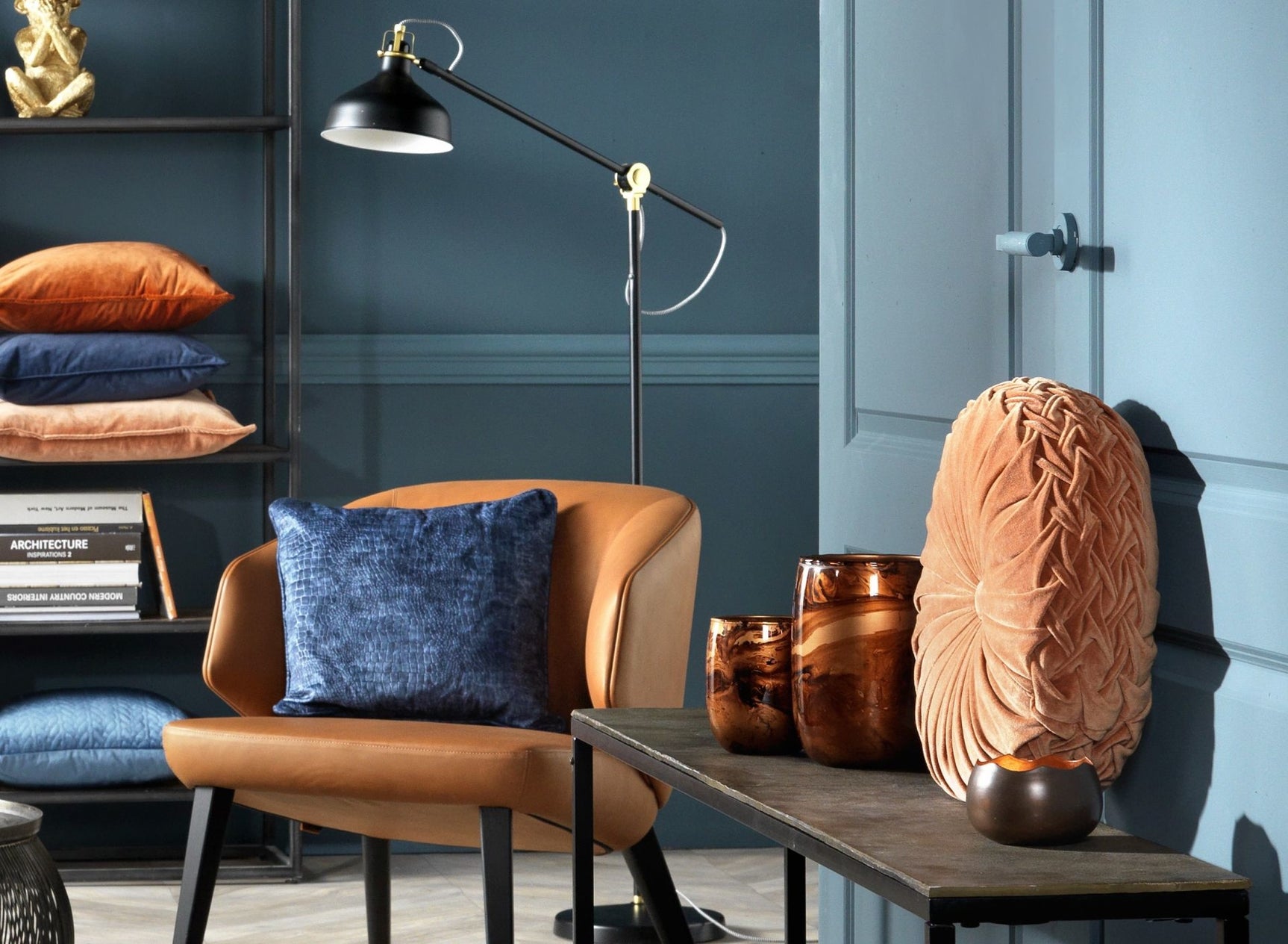 Blauw sierkussen met slangenprint op een bank, vierkant met biezoomen